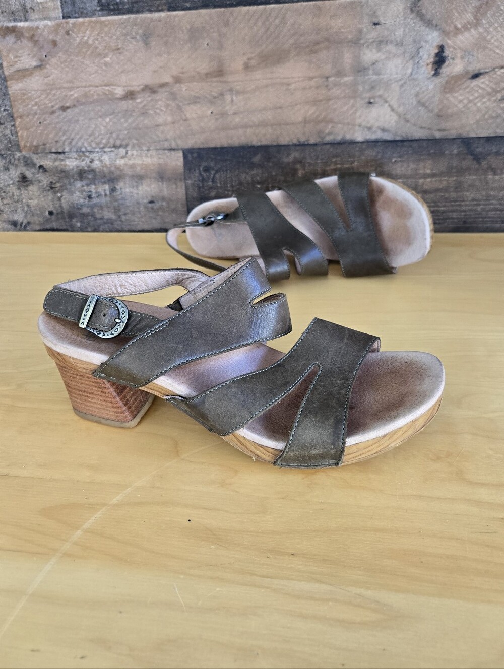 Dansko Womens Ashlee Sandal Burnished Size 40 Calf Olive 3320-281500